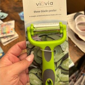 Green and Gray Ergonomic Kitchen Peeler